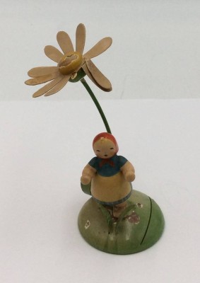 Auktion 362<br>Blumenkind als Tischkartenhalter 