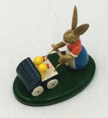 Auktion <br>Häsin mit Puppenwagen, altes Etikett, H-8 cm, L-8 cm [1]