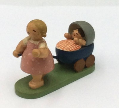 Auktion <br>Mädchen mit Puppenwagen 