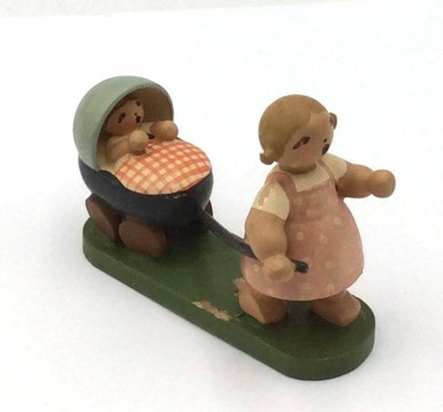 Auktion <br>Mädchen mit Puppenwagen 