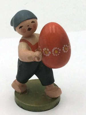 Auktion <br>Junge mit bemalten Osterei, H-6 cm [1]
