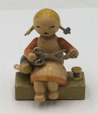 Auktion 362<br>kl.Schneiderin mit Puppe und Schere 