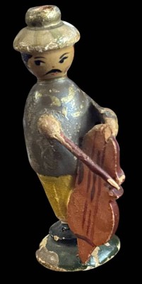 Auktion 362<br>alte Erzgebirge Figur Chines. Kontrabass-Spieler, stark bespielt und mit Fehlteilen, H-7 cm [1]