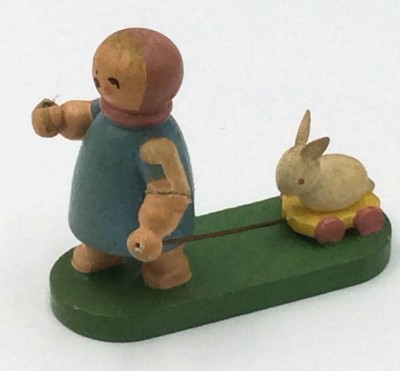 Auktion 362<br>Mädchen mit Rollhasen, H-5 cm, L-6 cm [1]