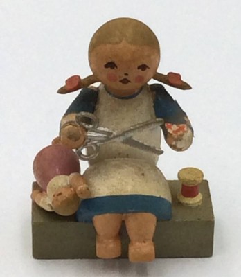 Auktion 362<br>kl. Schneiderin mit Puppe, Altersspuren, H-5 cm, B-4 cm [1]