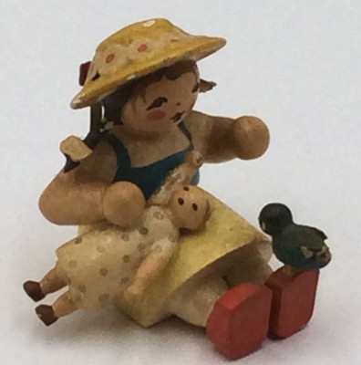 Auktion <br>Mädchen mit Puppe und Vogel 
