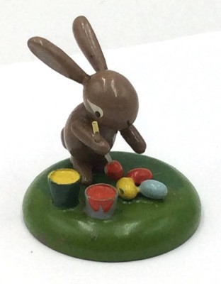 Auktion 362<br>Hase beim Ostereier-Färbenm H-5 cm, D-6 cm, Expertic, DDR [1]