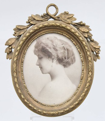 Auktion 362<br>Bronzerahmen um 1900, mit Portraitfotografie 