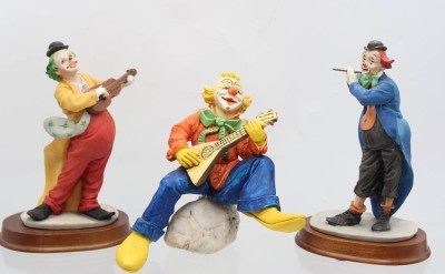 Auktion 362<br>3x Goebel-Clowns, Happy Clowns, Kunstmasse, 1x auf Stein geklebt, ca. H-19cm [1]