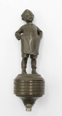 Auktion 362<br>figürlicher Klingelknopf, Knabe mit Schürze, um 1900, wohl Bronze, ca. 9,5cm [1]