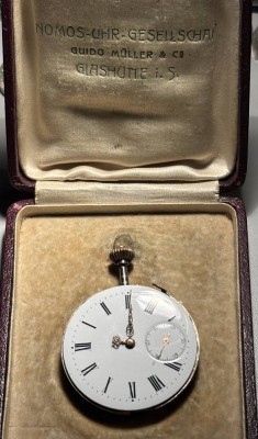 Auktion 362<br>gr. Taschenuhrwerk in Nomos-Glashütte Uhrenschachtel, Werk steht [1]