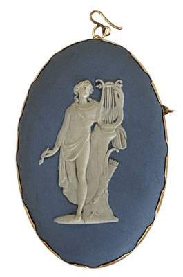 Auktion 362<br>gr. Wedgwood Anhänger bzw. Brosche, Goldmontur 14 Kt (-585-), 6,5x4,5 cm, 26 gr [1]