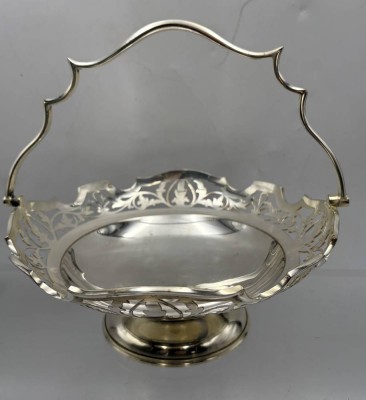 Auktion 362<br>gr- Henkelschale auf Stand, England, plated, H-9 cm, D-22 cm [1]