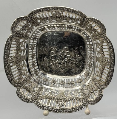 Auktion 362<br>Silber Durchbruchschale-835-, wohl Hanau um 1900,  mittig spielende Putti, H-7 cm, D-18 cm,  287 gr., sehr guter Zustand [1]