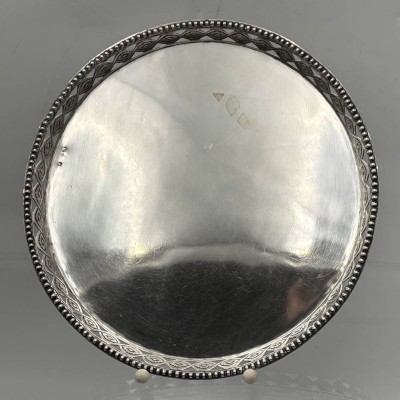Auktion 362<br>antikes rundes Galerie-Tablett, Silber, wohl Mitte 19. Jhd., div. Punzen und Prüfstrich, 298 gr. [1]