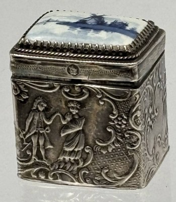 Auktion 362<br>kl. Silberdöschen, wohl Niederlande, Deckel mit Blaumalerei, H-4 cm, B-3,5 cm, 31 gr [1]