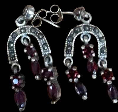 Auktion 362<br>Paar Silber-925- Ohrhhänger, Hufeisenform mit roten Steinen und Markasiten, zus. 10,4 gr., L-ca. 3,5 cm [1]