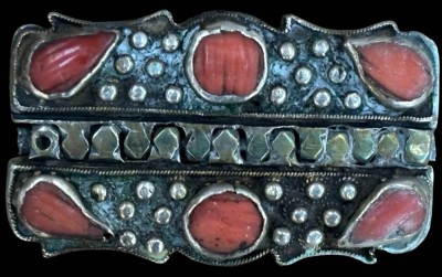 Auktion 362<br>massive Silberbrosche (geprüft) mit Korallen, 4,5x2,5 cm, 32,3 gr. [1]