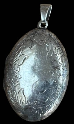 Auktion 362<br>gr. Silber Medaillon mit Gravur, H-5 cm, B-3 cm, 11,8 gr [1]