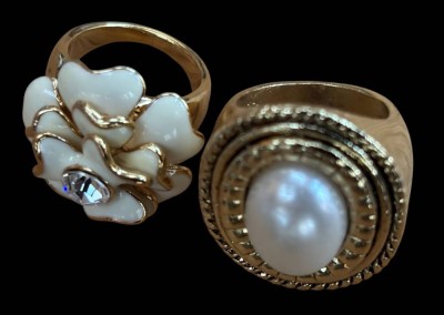 Auktion 362<br>2x grosse Modeschmuck-Ringe, Metall goldfarben,  RG 57 und 60, zus. 47,6 gr, 1x emaillierte Blüte, 1x Halbperle [1]