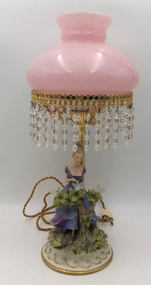 Auktion <br>Tischlampe mit Glasprismen, Porzellanstand mit Mädchenfigur 