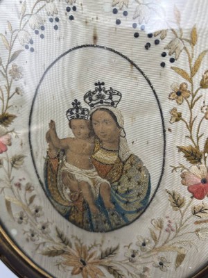 Auktion 362<br>gesticktes Votivbild  in ovalen Rahmen, Madonna mit Kind, wohl 19.Jhd., 27x23 cm [1]