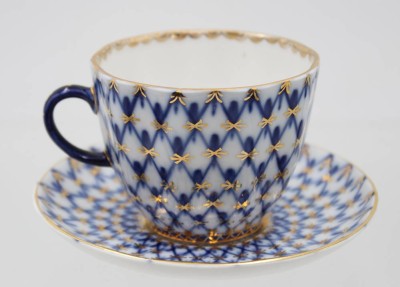Auktion 362<br>Tasse mit U.T., Lomonossow, Kobaltnetz, Entw. Serafina Jakovlev, Tasse ca. H-6cm [1]