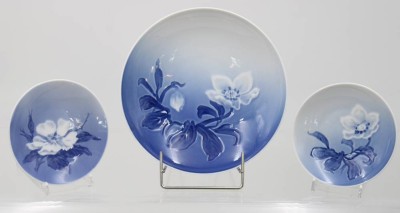 Auktion 362<br>3 Teile, dänisches Porzellan, 2x Bing & Gröndahl , 1x Royal Copenhagen, Fussschale H-5cm D-17cm und 2x je D-10cm [1]