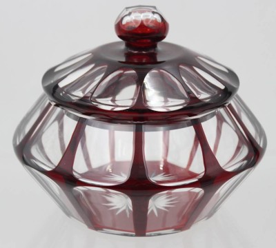 Auktion 362<br>schöne Bonbonniere, wohl um 1920, rot überfangen. Innenrand mehrfach bestossen, ca. H-15cm D-19cm [1]