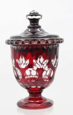 Auktion 362<br>Deckel-Glas, wohl Böhmen, rot überfangen, beschliffen, ca. H-20cm ca. D-10cm [1]