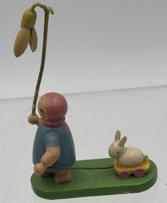 Auktion <br>Blumenmädchen mit Nachzieh-Hasen 