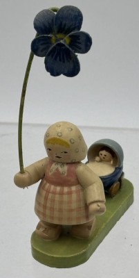 Auktion <br>Blumenmädchen mit Nachzieh-Puppenwagen 