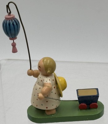 Auktion 362<br>Lampionmädchen mit Nachzieh-Lore, H-10 cm [1]