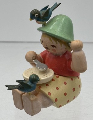 Auktion 362<br>essendes Mädchen mit 2 Vögeln, WuK, 1x fehlen ab jetzt Schwanzfedern, H-5 cm [1]