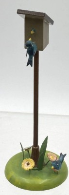 Auktion 362<br>Vogelkasten mit Vogelpaar, H-12 cm [1]