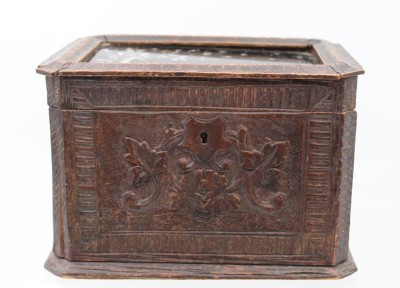 Auktion 362<br>Holzkasten, 19. Jhd., Kerbschnitzerei, Deckel mit Hinterglasbild, Alters-u. Gebrauchsspuren, ca. H-13,5cm B-20cm T-15cm [1]