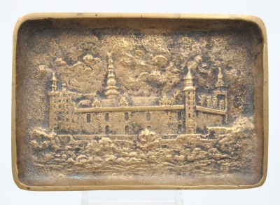 Auktion 362<br>Bronze-Reliefschale, Schlossansicht, älter, verso gemarkt, ca. 12,5 x 8,5cm [1]