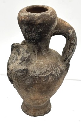 Auktion 362<br>kl. Ton Gefäss, wohl Ausgrabung?,  H-10,5 cm [1]