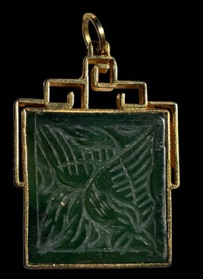Auktion 362<br>kl. Anhänger, wohl Jade (Nephrit), Double-Fassung, China, ca. 2,5x3 cm [1]