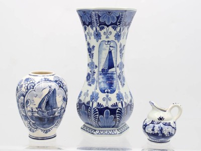 Auktion 362<br>3 Teile, Delfts-Blau, hohe Vase, kl. Vase und Milchkännchen, ca. H-23cm [1]