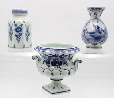 Auktion 362<br>3 div. Teile Delft-Blau, Fussschale, Teedose und Sahnekrug, ca. H-14cm [1]