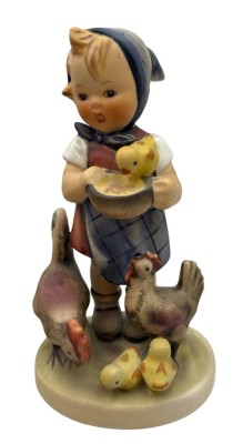Auktion 362<br>Hummelfigur, Mädchen mit Hühnern,  H-14 cm [1]