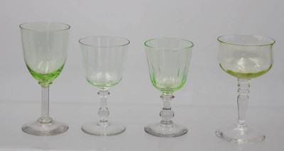 Auktion 362<br>4x div. Weingläser, älter, Kuppa aus Uranglas, ca. H-14cm [1]