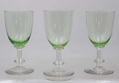 Auktion 362<br>3x  Weingläser, älter, Kuppa aus Uranglas, 1x Stand mit Chip, ca. H-13,5cm [1]