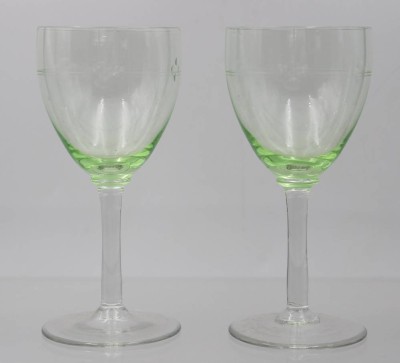 Auktion 362<br>2x Weingläser, älter, Kuppa aus Uranglas, älter, ca. H-15cm, 1x min. Chip [1]