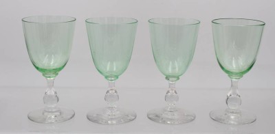 Auktion 362<br>4x  Weingläser, älter, Kuppa aus Uranglas, älter, ca. H-13cm [1]