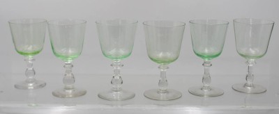 Auktion 362<br>6x Weingläser, älter, Kuppa aus Uranglas, älter, 1x min. Chip, ca. H-12,5cm [1]