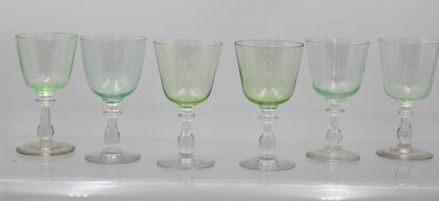 Auktion 362<br>6x div. Weingläser, älter, Kuppa aus Uranglas, älter, 3 mnin. Chips, ca. H-13,5cm [1]