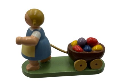 Auktion <br>Erzgebirge Figur, Mädchen mit Karre voll Ostereier, WuK, H-5 cm, L-ca. 7 cm [1]