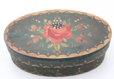 Auktion 362<br>kl. ovale Haubenschachtel, florale Bemalung, ca. H-8,5cm B-26cm T-16cm [1]